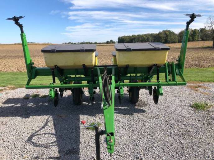 JD 7000 planter - Yesterday's Tractors